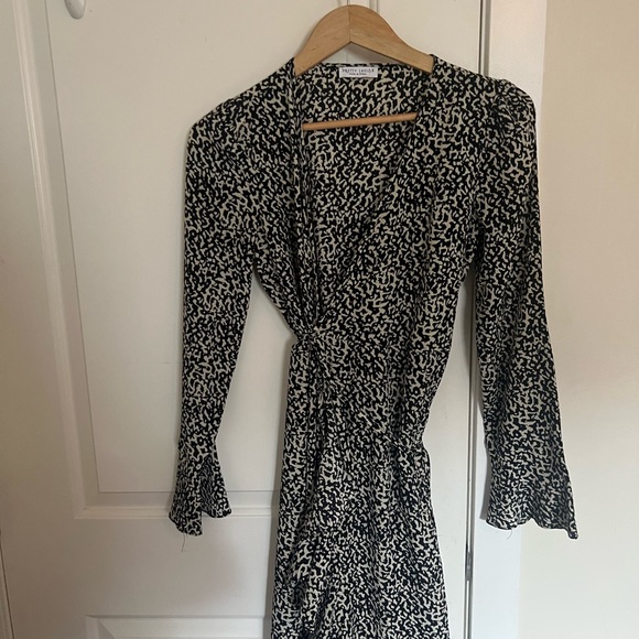 Pretty Lavish wrap midi dress with abstract print and ruffle detail ASOS brand - Picture 2 of 4